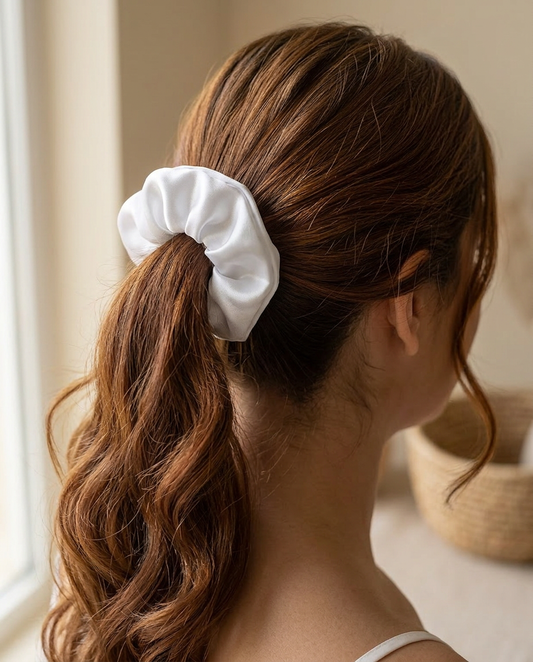 Scrunchies que cuidan tu cabello Blanco