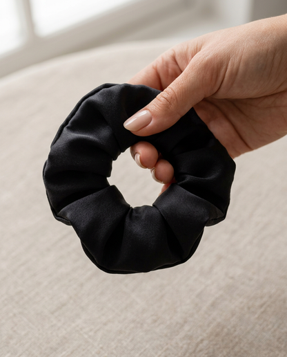 Scrunchies que cuidan tu cabello negro